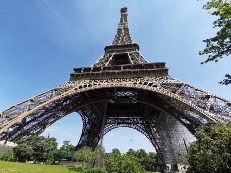 Vista de la Torre Eiffel desde los jardines